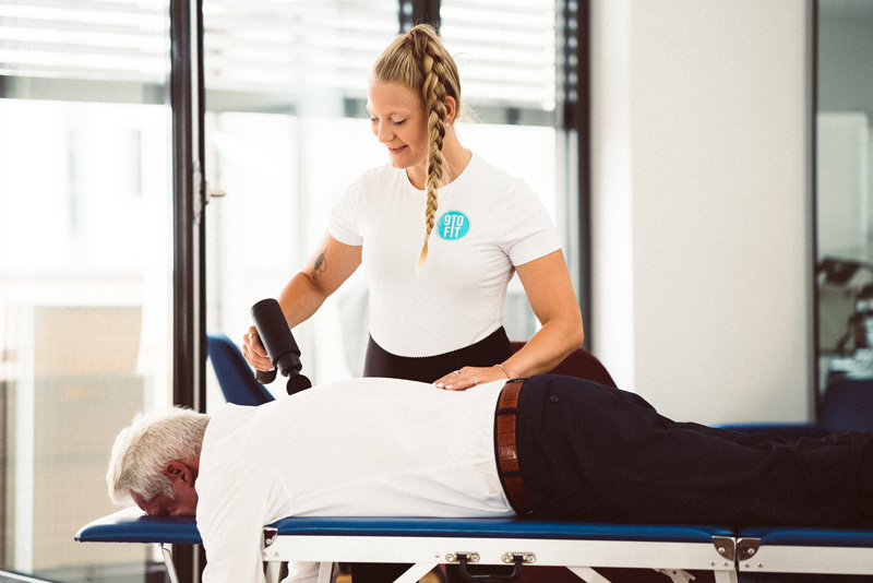https://ninetofit.de/wp-content/uploads/2021/12/9tofit-leistung-sporttherapie-und-massage-vorort.jpg